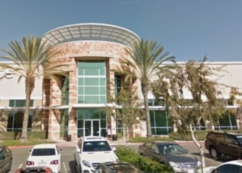 Mujer es asesinada a puñaladas por su pareja en centro comercial de San Diego