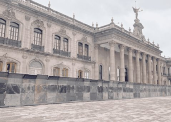 Resguardan con vallas Palacio de Gobierno de Nuevo León