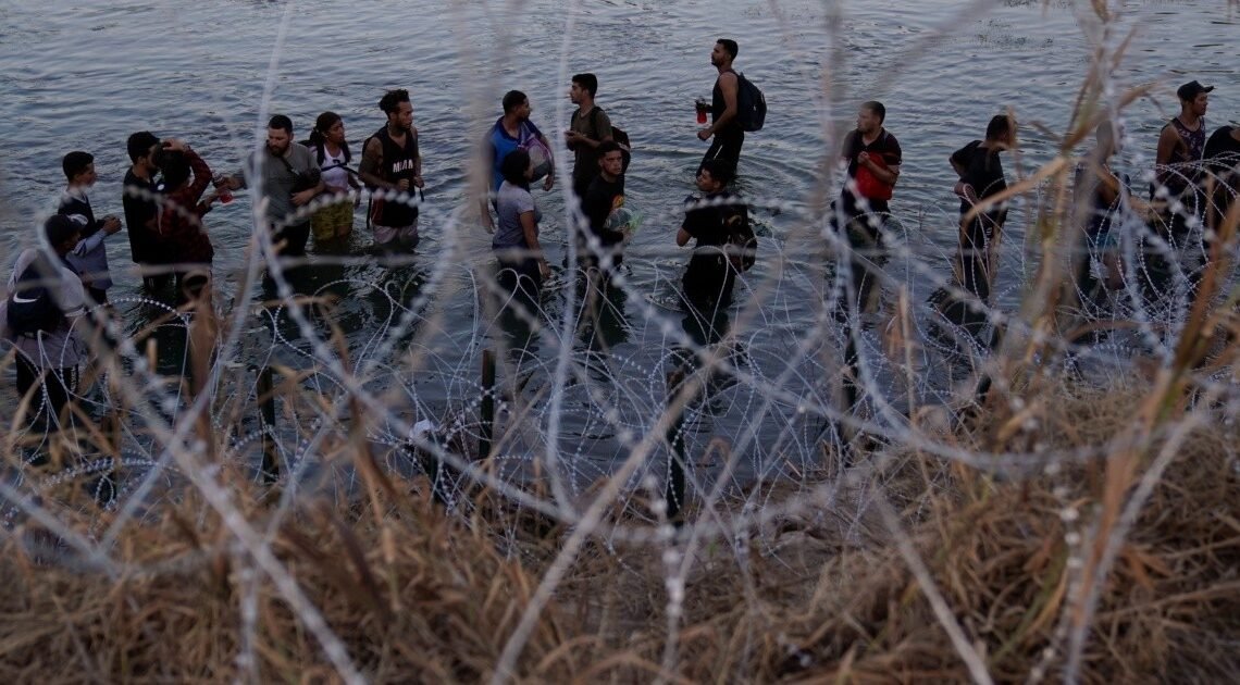 Ley antimigrante de Texas: ¿Qué pasa si les pareces “sospechoso” y cómo pueden expulsarte de EU con este cambio?