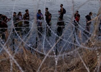Ley antimigrante de Texas: ¿Qué pasa si les pareces “sospechoso” y cómo pueden expulsarte de EU con este cambio?