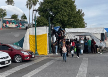 Comerciantes del Tianguis Navideño reportan bajas ventas este año