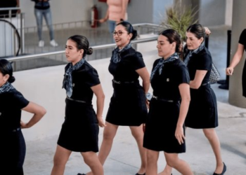 Tachan de ‘sexista’ uniforme de sobrecargos del Tren Maya