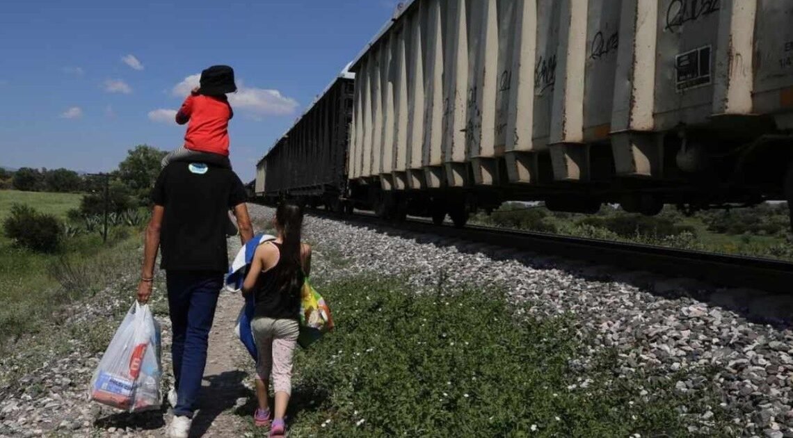 Miles de migrantes centroamericanos quedan varados en Zacatecas sobre “La Bestia”