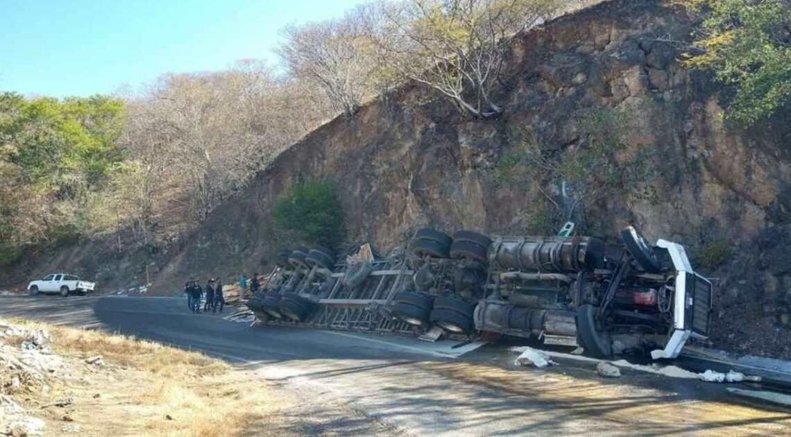 Mueren tres personas en un accidente carretero entre un tráiler y un auto en Oaxaca Mueren tres personas en un accidente carretero entre un tráiler y un auto en Oaxaca