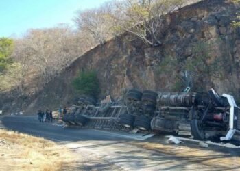 Mueren tres personas en un accidente carretero entre un tráiler y un auto en Oaxaca