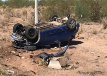 Hombre fallece al volcar su auto