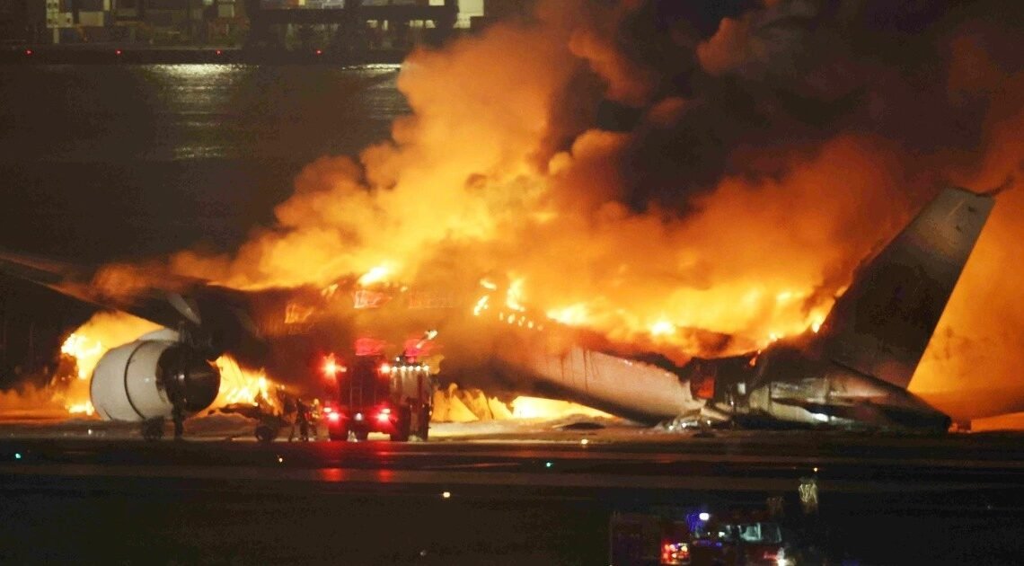 Cancelan más de 200 vuelos tras el choque de dos aviones en aeropuerto de Tokio