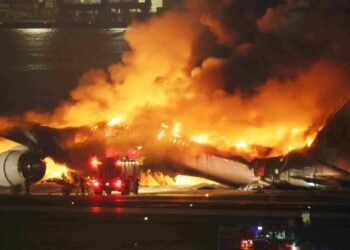 Cancelan más de 200 vuelos tras el choque de dos aviones en aeropuerto de Tokio