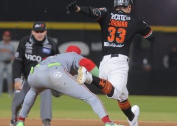 Se ponen Naranjeros 2-0 sobre Águilas en semifinales