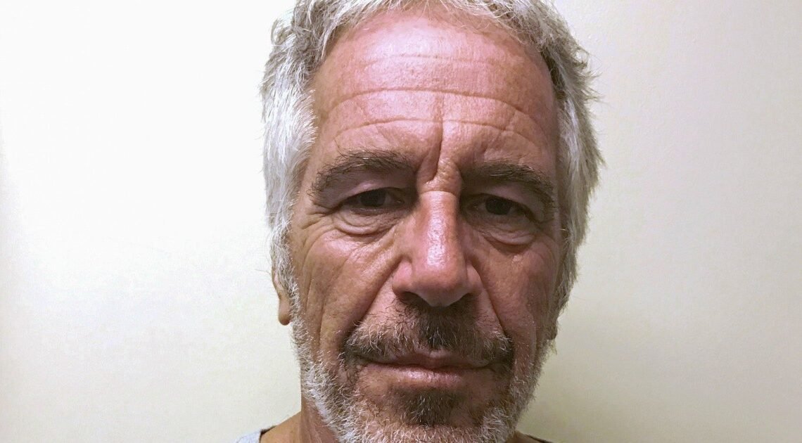 Jeffrey Epstein: Acusadora dice que el príncipe Andrés la manoseó, según documentos