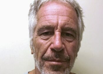 Jeffrey Epstein: Acusadora dice que el príncipe Andrés la manoseó, según documentos
