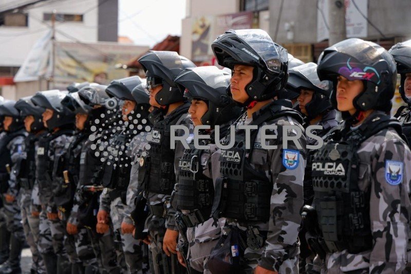 Agentes de policía permanecen en formación en el exterior de la prisión de El Inca tras un operativo de seguridad tras disturbios luego de desaparición de José Adolfo Macías, alias 'Fito', líder del grupo criminal Los Choneros, en Quito, Ecuador, 8 de enero de 2024. REUTERS/Karen Toro Agentes de policía permanecen en formación en el exterior de la prisión de El Inca tras un operativo de seguridad tras disturbios luego de desaparición de José Adolfo Macías, alias 'Fito', líder del grupo criminal Los Choneros, en Quito, Ecuador, 8 de enero de 2024. REUTERS/Karen Toro