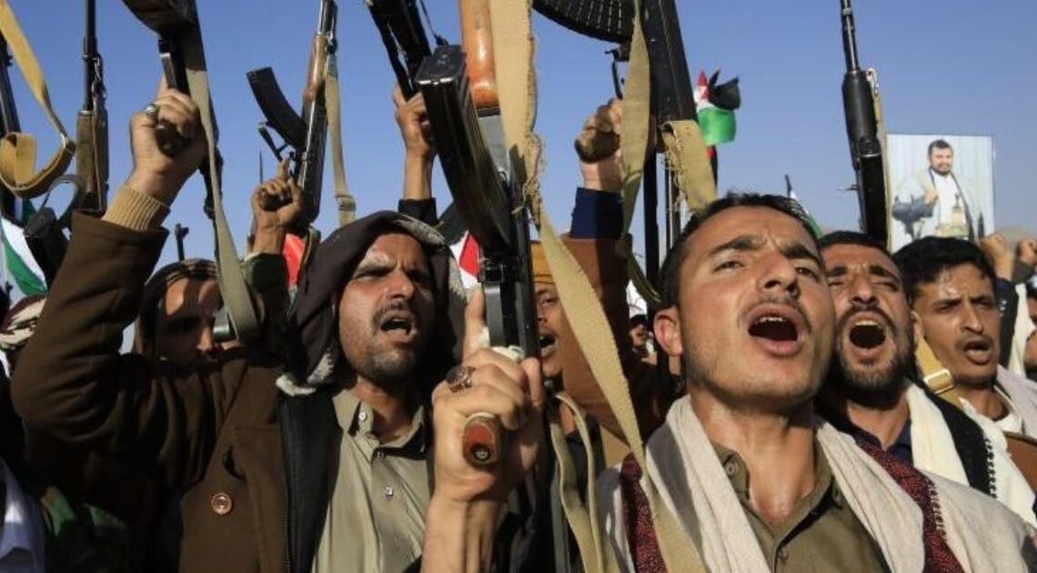 Los riesgos militares y geopolíticos que enfrentan EU y Reino Unido al atacar a los hutíes en Yemen por su campaña en el mar Rojo