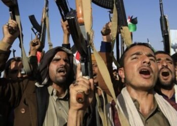 Los riesgos militares y geopolíticos que enfrentan EU y Reino Unido al atacar a los hutíes en Yemen por su campaña en el mar Rojo