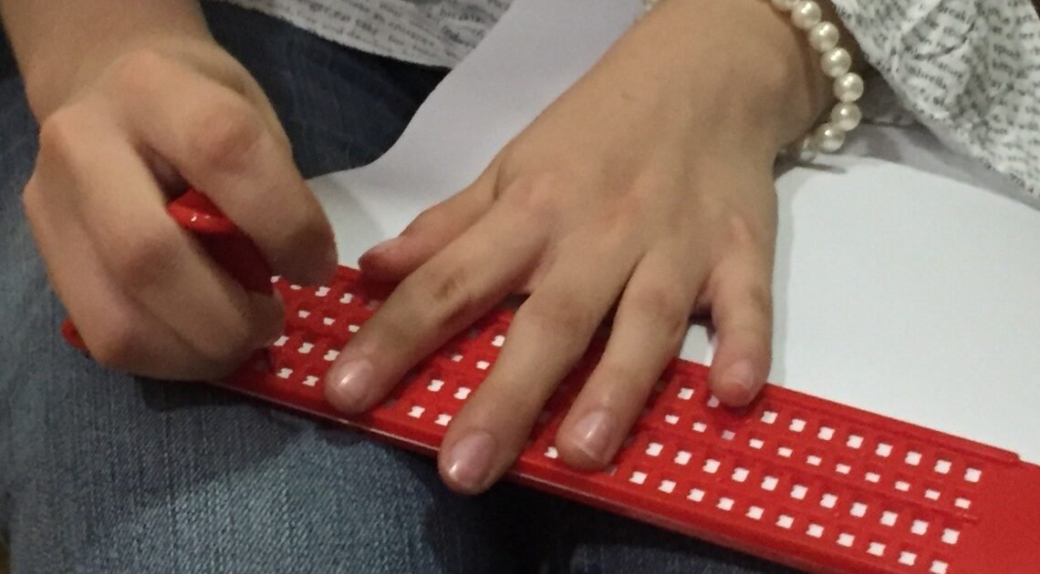 Braille abre puertas a personas ciegas Braille abre puertas a personas ciegas
