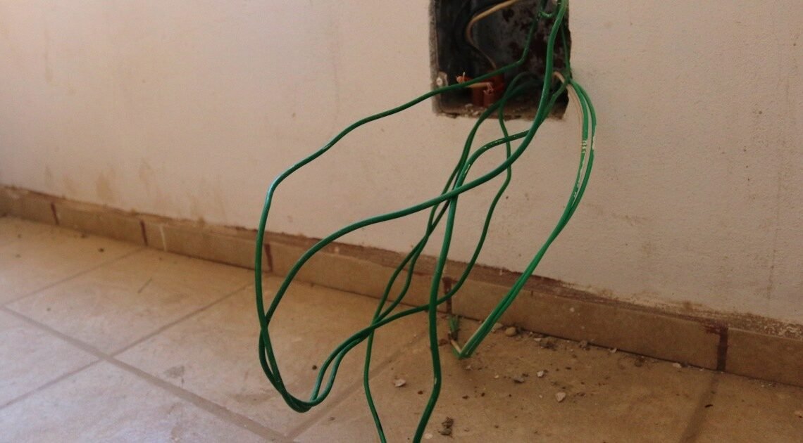 Dos jóvenes de 22 y 23 años de edad son detenidos por robo de cableado en tienda comercial