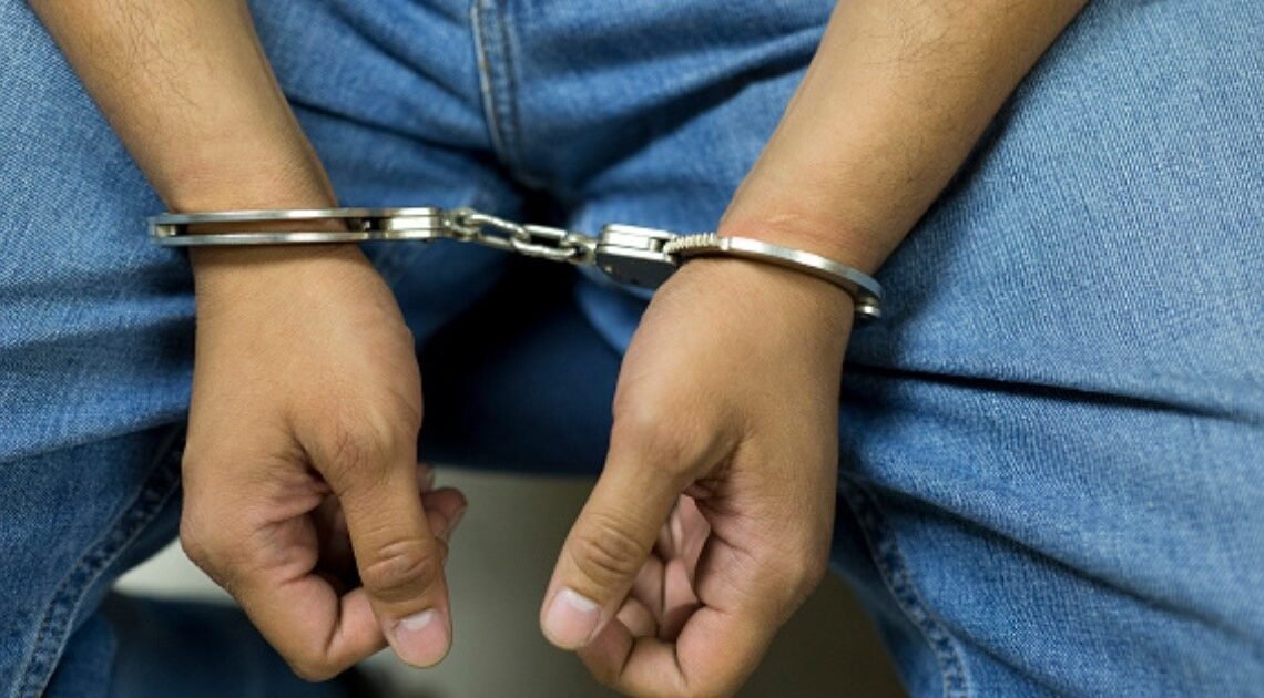 Descubierto y detenido en la madrugada con envoltorio de droga Descubierto y detenido en la madrugada con envoltorio de droga
