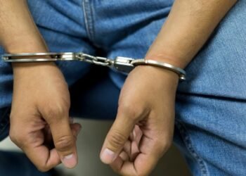 Descubierto y detenido en la madrugada con envoltorio de droga