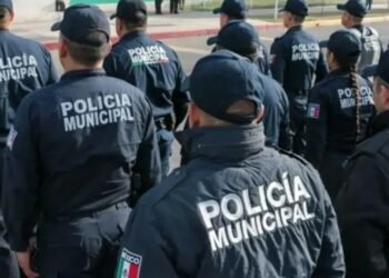 Premia gobernador a policías estatales