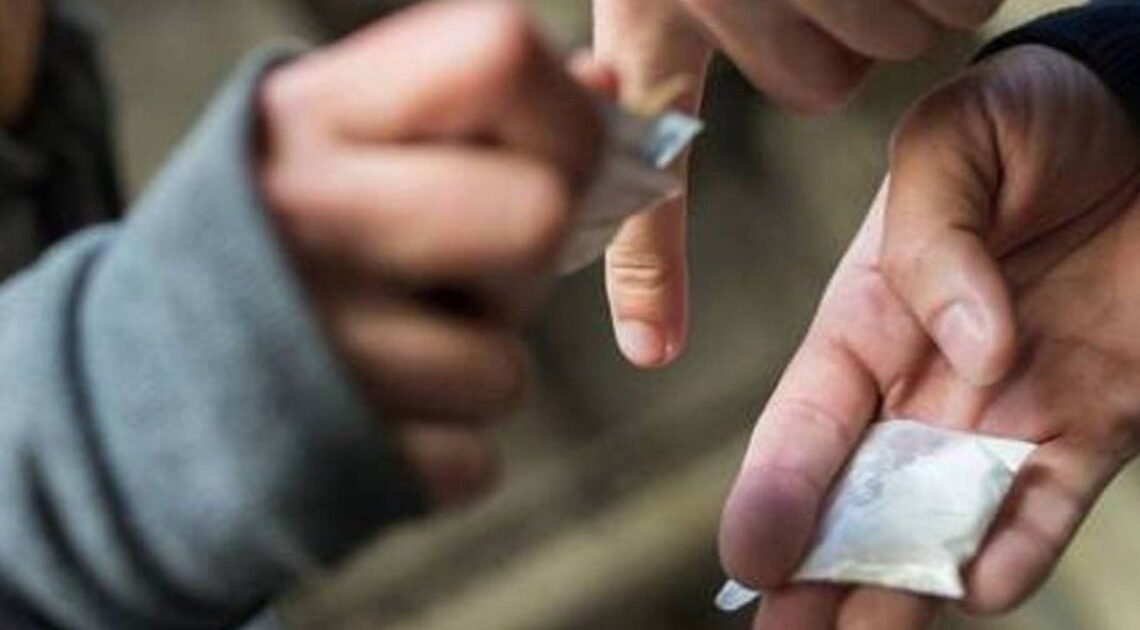 Pareja es detenida con envoltorios de “crystal” en Av. Reforma