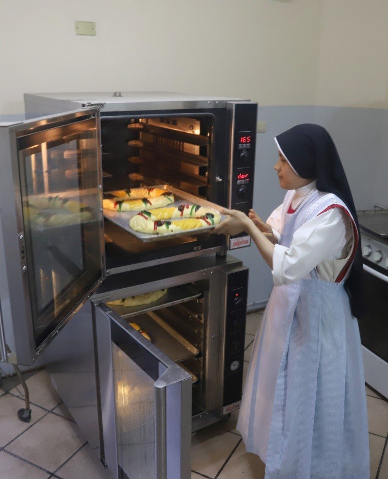 La madre Sor María Ilsel de la Encarnación coloca la rosca en el horno. l Foto: Archivo digital GH