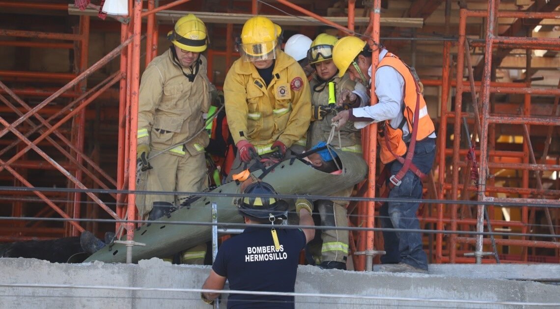 Cae de un andamio en edificio en construcción