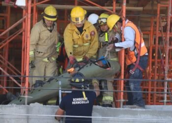 Cae de un andamio en edificio en construcción