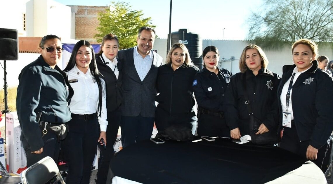 Acompaña Astiazarán a oficiales en festejo del Día del Policía