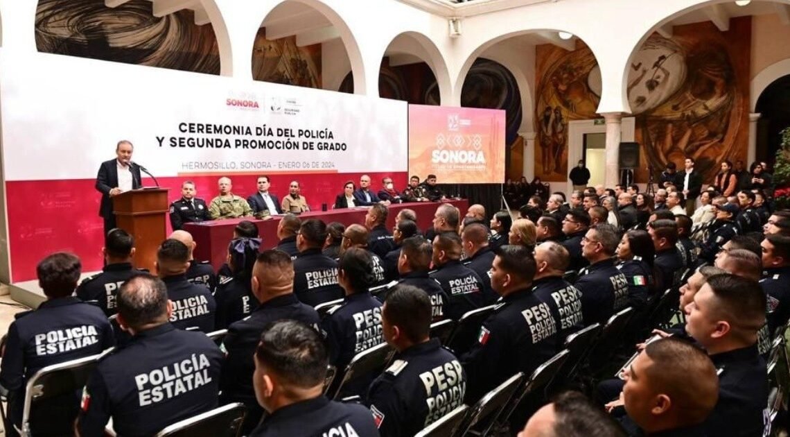 Reconoce Alfonso Durazo a policías estatales en su día; entrega premios