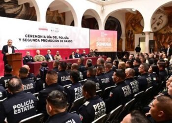 Reconoce Alfonso Durazo a policías estatales en su día; entrega premios