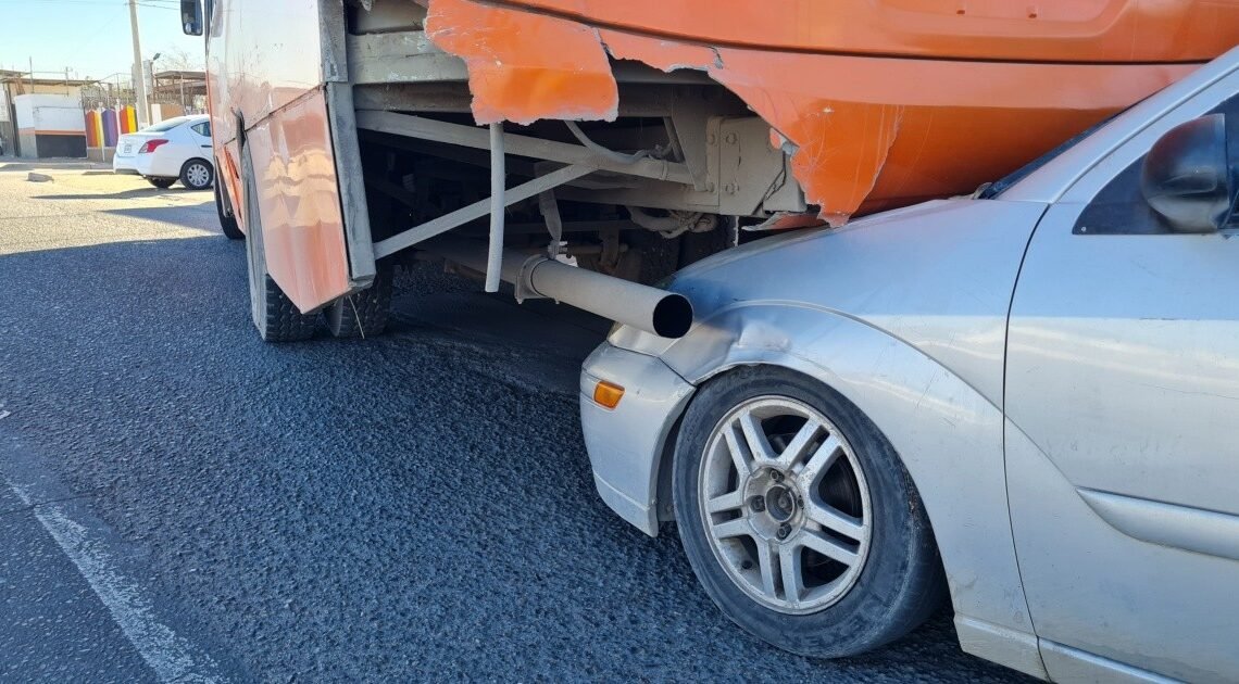 Choque entre autobús “Mayitos” y auto en bulevar Morelos: este fué el resultado del accidente