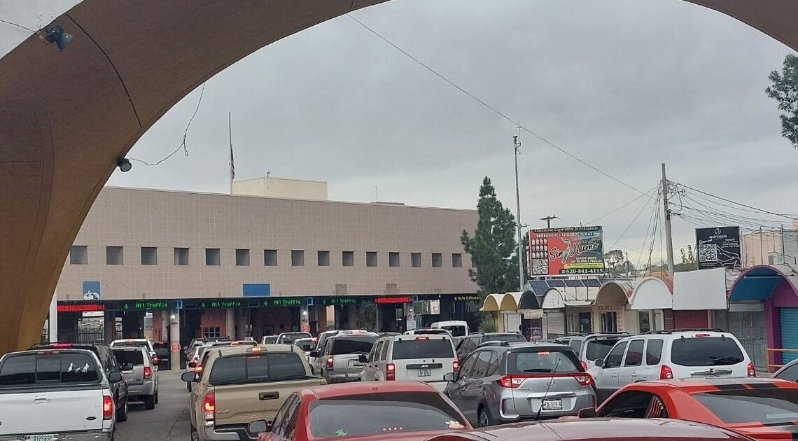 Repuntan largas filas en las garitas de Nogales con retorno de paisanos Repuntan largas filas en las garitas de Nogales con retorno de paisanos