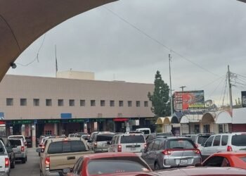 Repuntan largas filas en las garitas de Nogales con retorno de paisanos