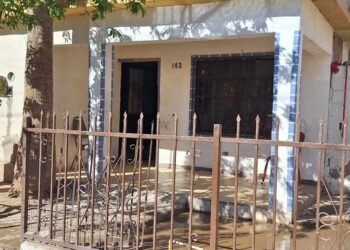 El fuego arrasa un cuarto de madera en la colonia López Portillo