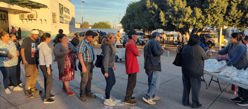 Movidos por ayudar al prójimo, la agrupación Manos Unidas, Nunca están vacías, entregó 200 tortas a personas vulnerables ubicadas por fuera de los diversos hospitales del municipio. Movidos por ayudar al prójimo, la agrupación Manos Unidas, Nunca están vacías, entregó 200 tortas a personas vulnerables ubicadas por fuera de los diversos hospitales del municipio.