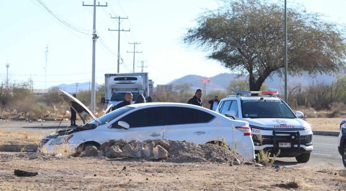 Hermosillo: Volcamiento en avenida Xolotl deja como saldo una persona lesionada