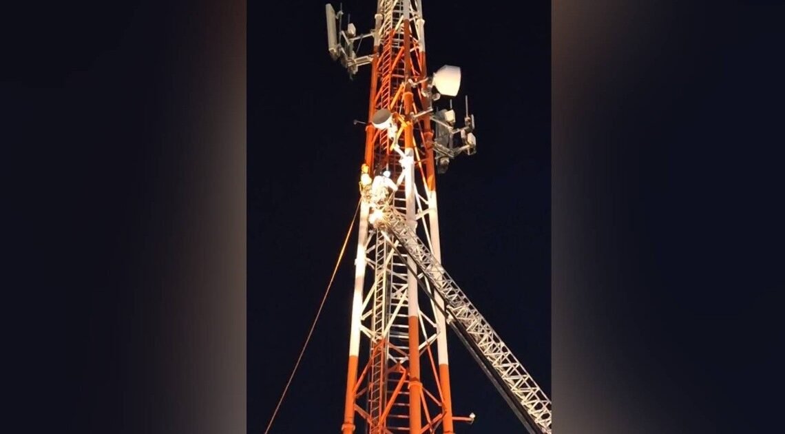 Ayudan a descender a hombre que se subió a la torre de telecomunicaciones de bulevar Luis Encinas
