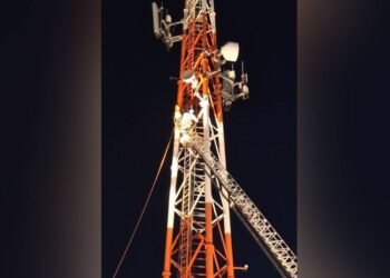 Ayudan a descender a hombre que se subió a la torre de telecomunicaciones de bulevar Luis Encinas