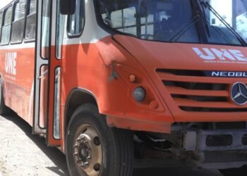 Chofer de la línea 4 agrede a agentes de tránsito; lo despiden