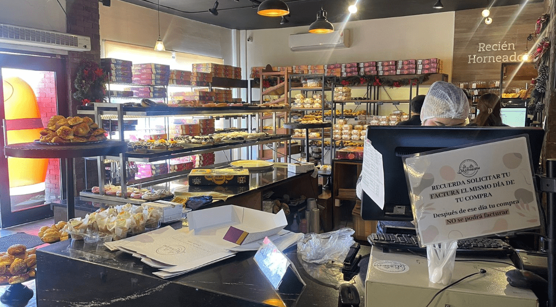 Ofrecen diversos sabores y tamaños de rosca de reyes en la panadería “Mamá Eva”