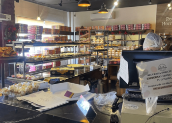 Ofrecen diversos sabores y tamaños de rosca de reyes en la panadería “Mamá Eva”