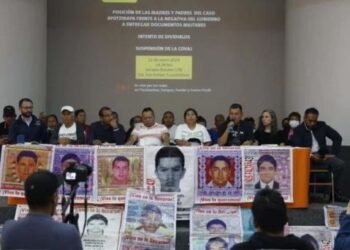 Padres de los 43 normalistas se retiraron de la mesa de dialogo con Segob