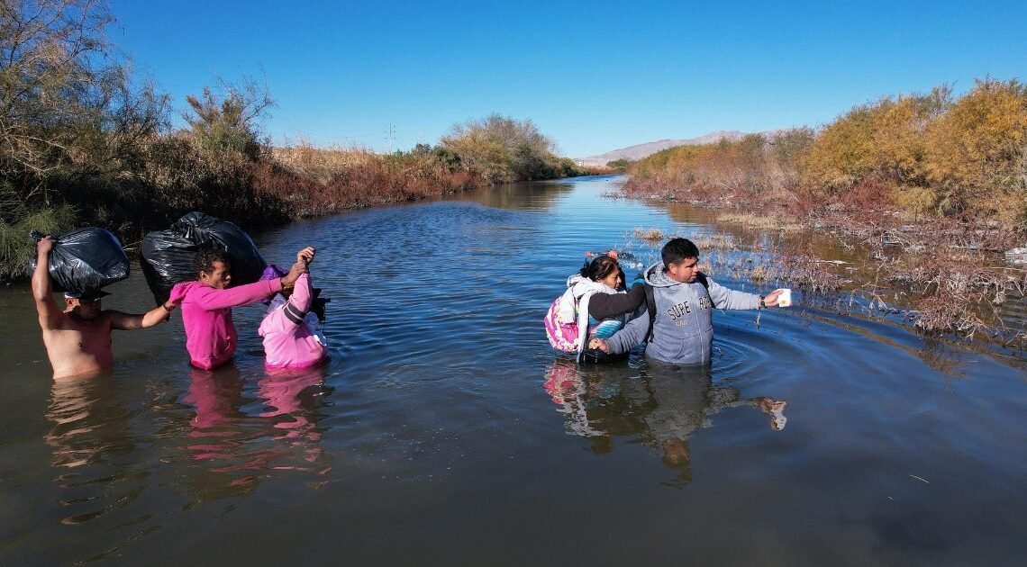Una madre mexicana y sus cuatro hijos son rescatados con hipotermia tras pasar horas en río Bravo