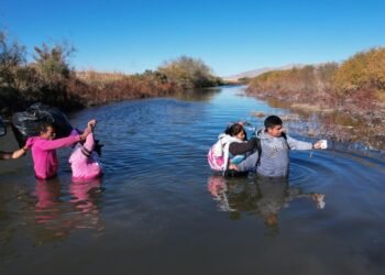 Una madre mexicana y sus cuatro hijos son rescatados con hipotermia tras pasar horas en río Bravo