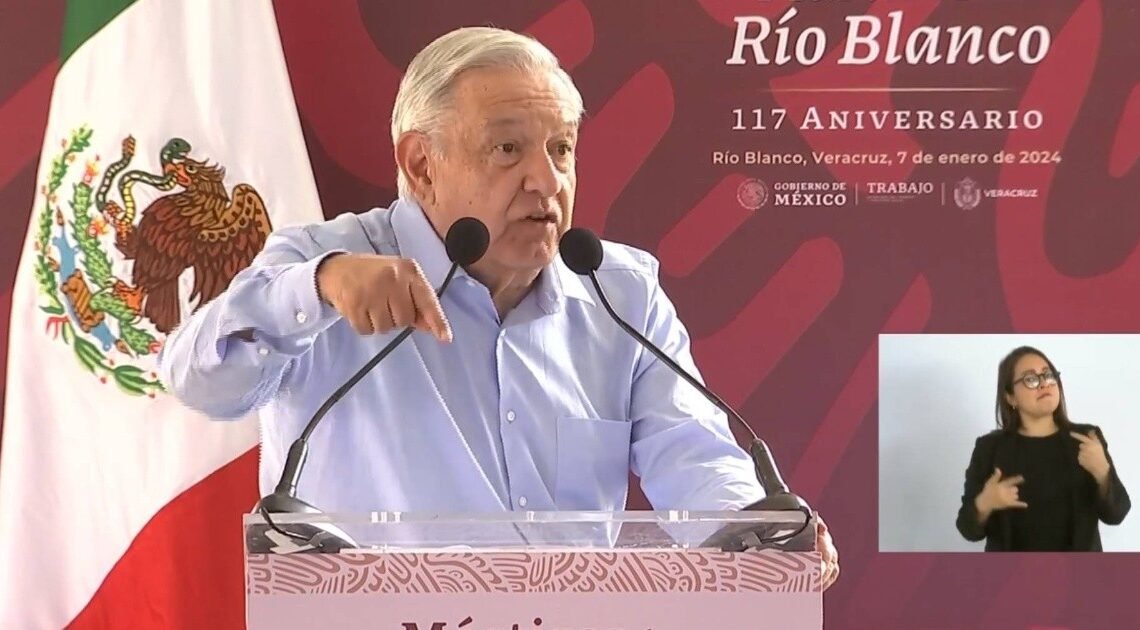 “¡Al carajo con el neoliberalismo!”: AMLO asegura que ya hay una política laboral distinta