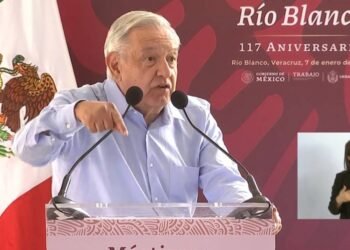 “¡Al carajo con el neoliberalismo!”: AMLO asegura que ya hay una política laboral distinta