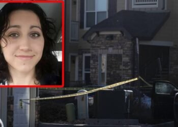 Madre de Colorado acusada de matar a dos de sus hijos comparece ante tribunal en Londres