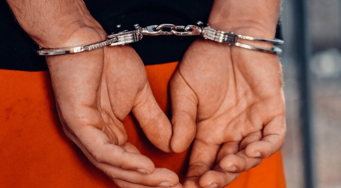 Detienen a joven por amenazar a su madre y vandalizar su casa en Pedregal de la Villa Detienen a joven por amenazar a su madre y vandalizar su casa en Pedregal de la Villa