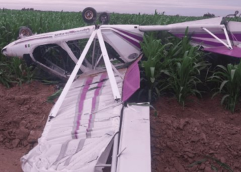 Avioneta se desploma en parcela de maíz y tripulantes huyen del lugar