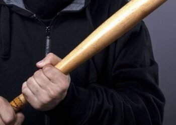 Un hombre es atacado en exterior de su domicilio con bat de béisbol